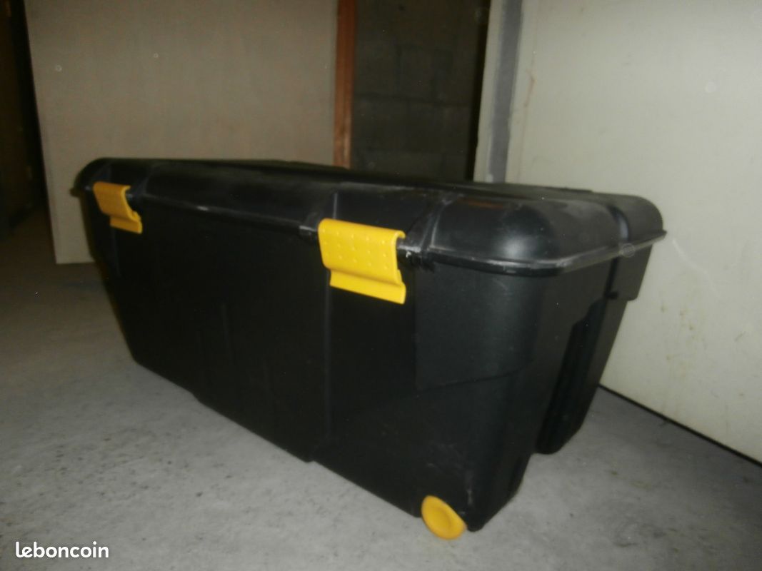 Malle plastique noire à roulettes (image 4)