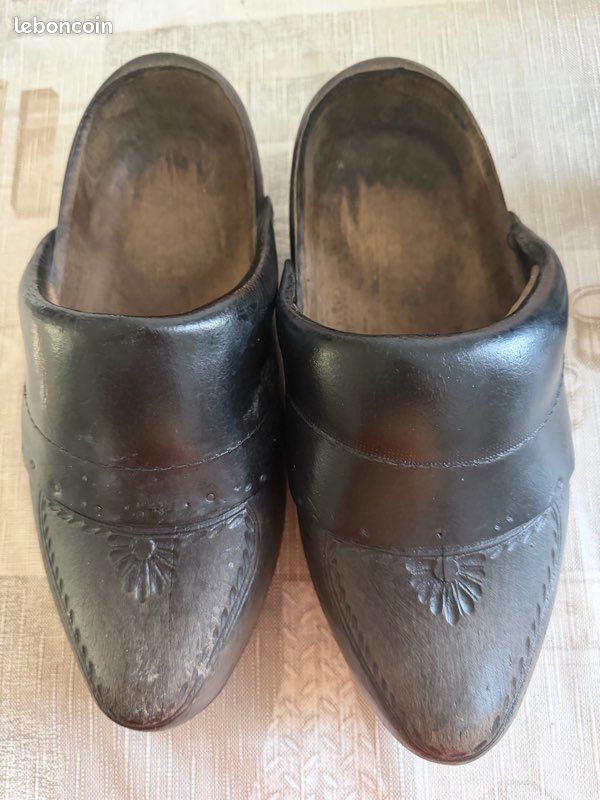 Paire de sabots anciens (image 1)