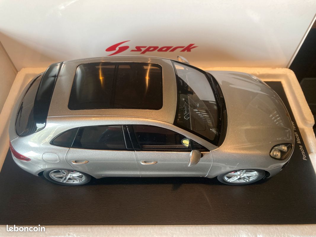 Porsche Macan Turbo silver 1/18 Spark (image 11)