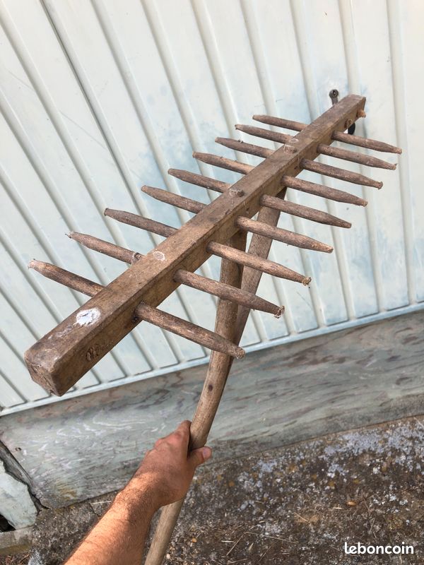 Râteau à foin ancien en bois (image 1)