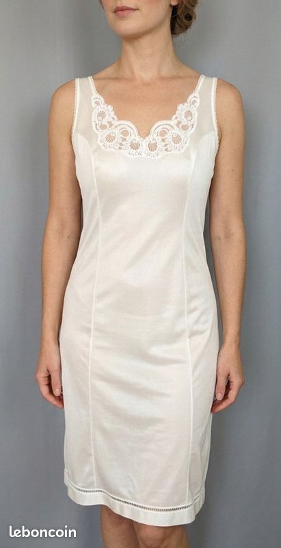 JOLIE COMBINAISON & fond de robe vintage jolie dentelle T44 EUR 30,00 JOLIE COMBINAISON & fond de robe vintage jolie dentelle T44 EUR 30,00