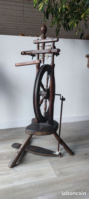 Enrouleur de laine en bois antique - France