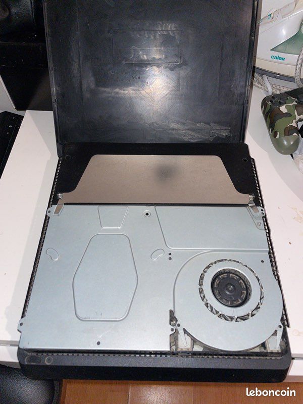 PlayStation 4 Slim (image 4)