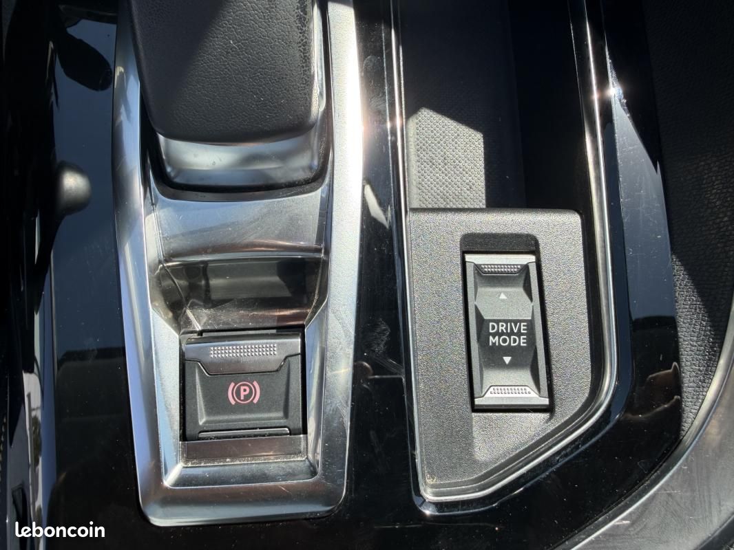 Peugeot 3008 HYBRID 225ch Roadtrip (image 16)