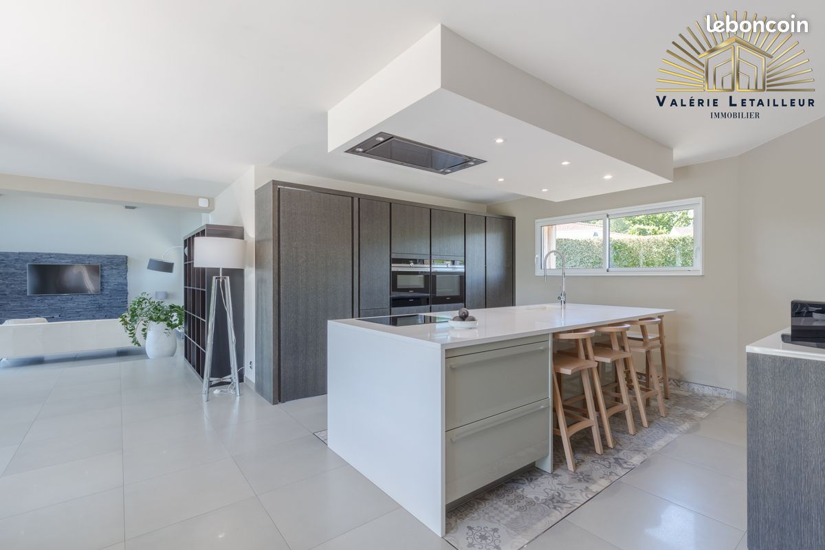 Maison 9 pièces 252 m² · à Saint-Germain-du-Puch · 252 m² · 790 000 €