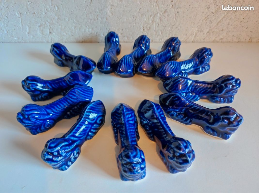 12 porte-couteau bleus barbotine CHIENS DE FOO (image 1)
