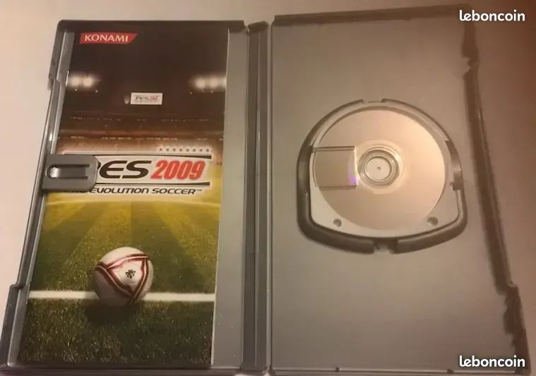 LA SIMULATION RECONNUE DE FOOT PRO EVOLUTION (P.E.S. 2009) SUR PSP JOUABLE SEUL OU à 2. COMPLET AVEC JEU, BOITIER, MANUEL ET JAQUETTE. À MINI PRIX. DÉTAILS SUR LE JEU SUR LA JAQUETTE EN PHOTO 3 (image 2)