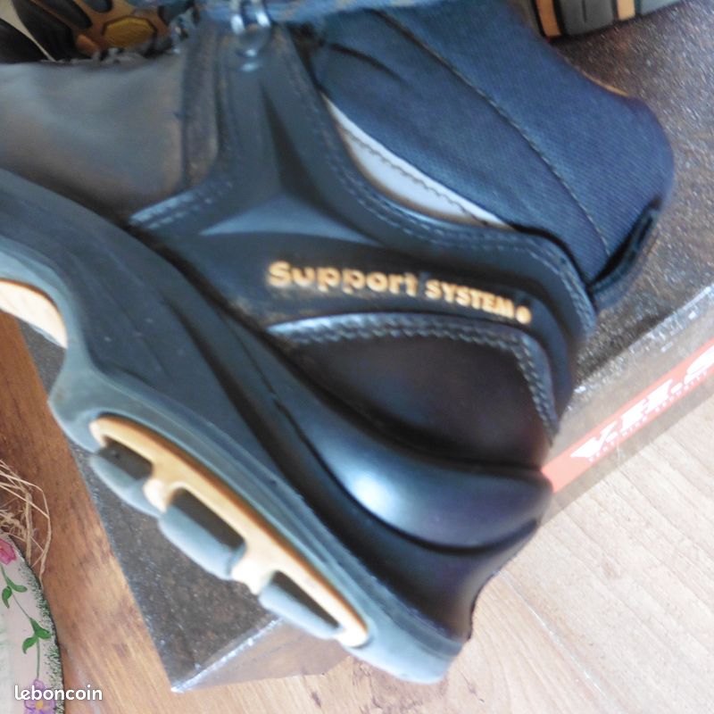 Une paire de chaussure de travail 39 (image 4)
