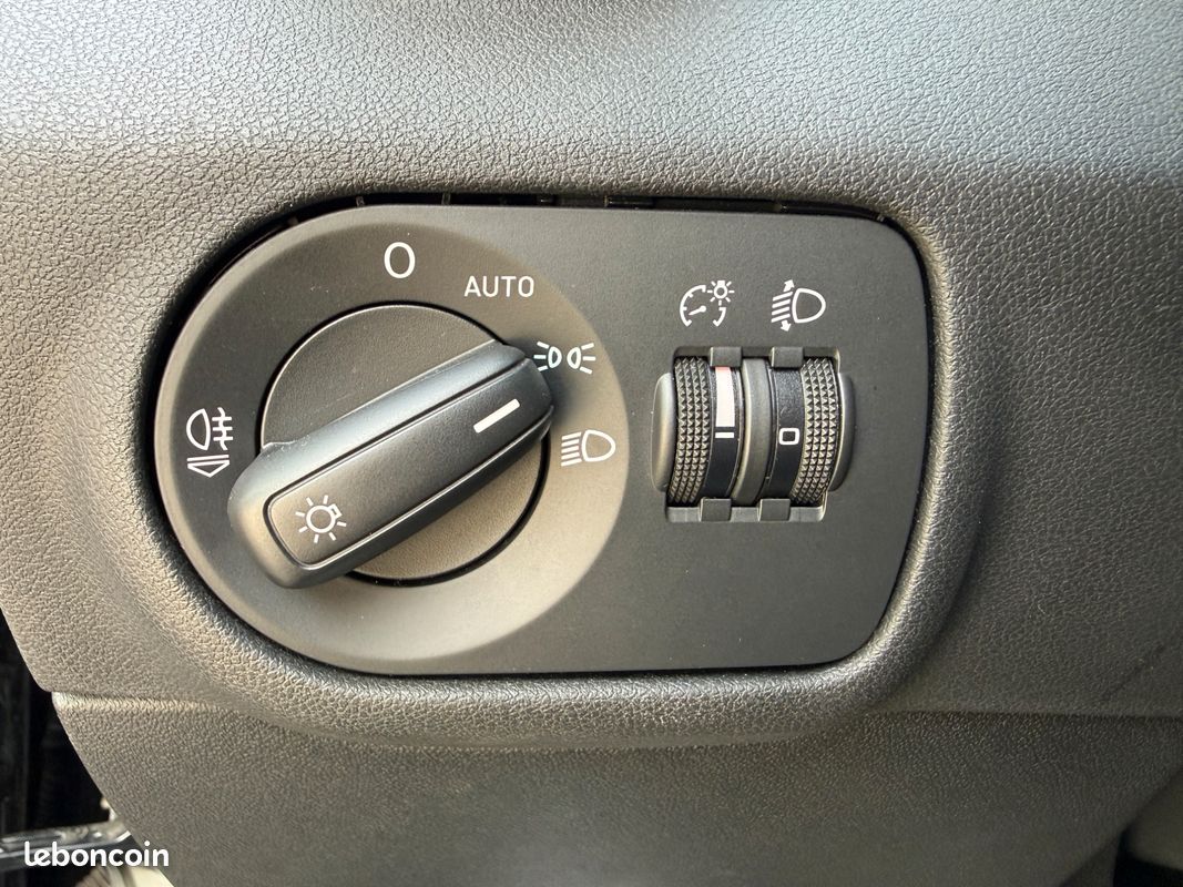 AUDI A1 1.2 TFSI 90 CH AMBIENTE * SIEGES CHAUFFANTS * CLIMATISATION * CHAINE DISTRIBUTION CHANGEe (image 19)