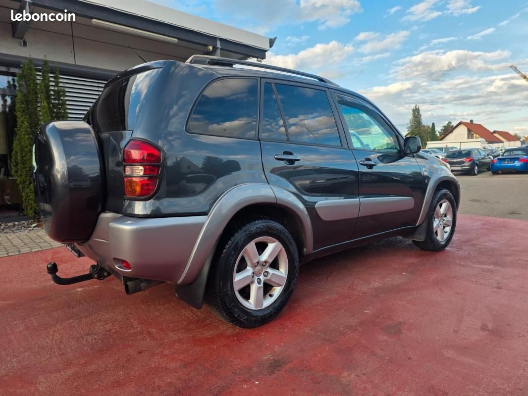 Toyota RAV4 2.0 D-4D 116 ch 4x4 Sol • Clim auto Attelage Radar de recul Barres toit (image 4)