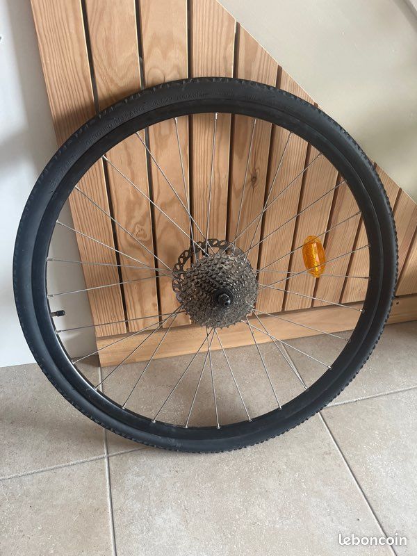 Roue arrière vélo 28” - 700C - 700x38C toute équipée (image 1)