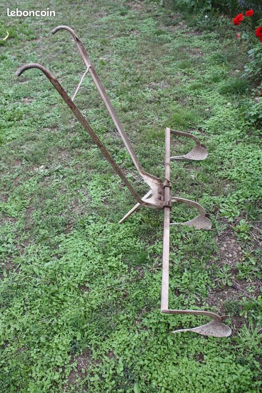 Vieille charrue à main (image 1)