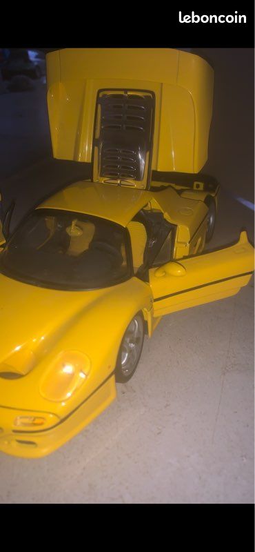 Ferrari 1/18 hotwheels (image 3)
