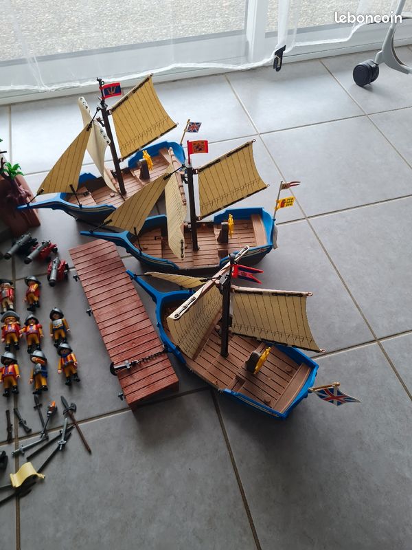 Playmobil 4 bateaux un fort un bastion 36 personnages playmobil français anglais espagnol des canons fusils épées 2 chaloupes coffres trésor beaucoup d accessoires (image 16)