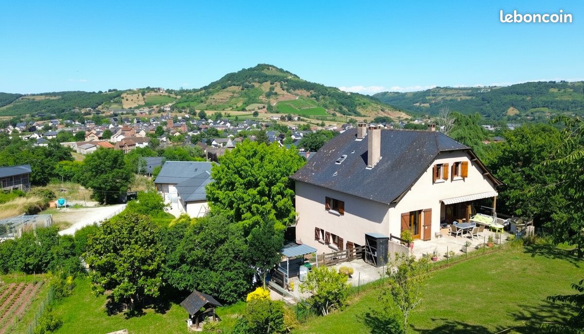 Maison 9 pièces 255 m² · à Saint-Christophe-Vallon · 255 m² · 237 000 €