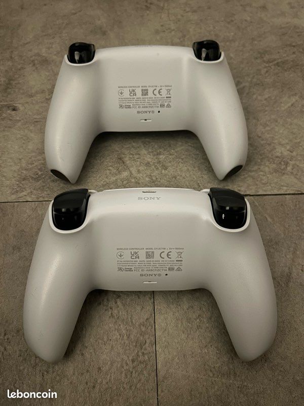 PS5 Standard + 2 manettes + station de recharge + 11 jeux PS4/5 (image 8)