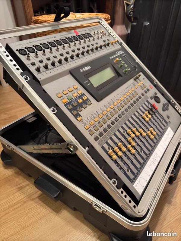 Table de mixage Yamaha 01v excellent état (image 1)