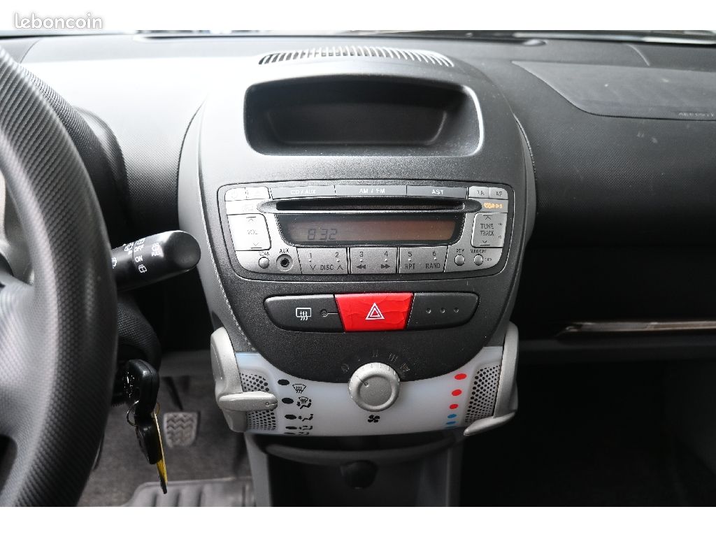 Peugeot 107 1.0e 12V 68ch BLUE LION Trendy (image 8)