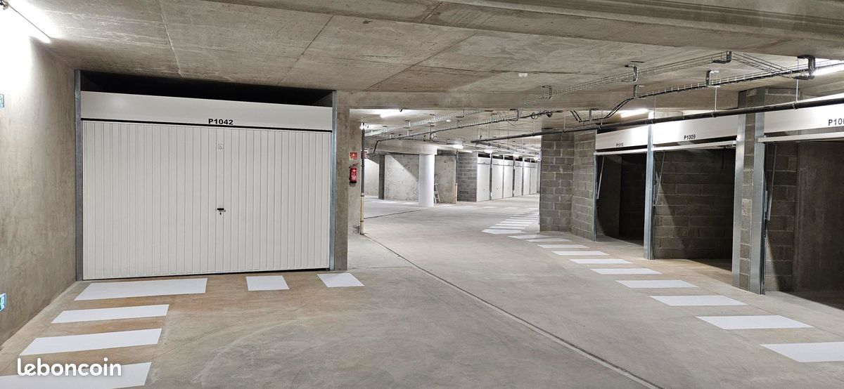 Garages fermés – Résidence sécurisée centre-ville de Gex (image 2)