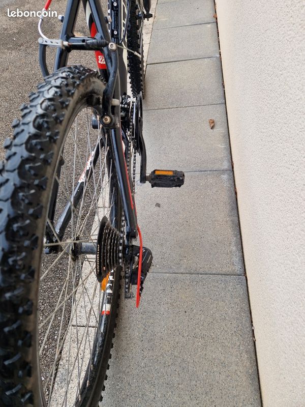 VTT Gitane Fitzroy 2.5 Sport noir et rouge en bon état, 26 pouces - Vélos