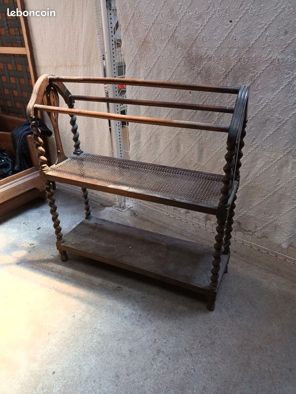 Jette habits en bois tourné mouluré Ameublement