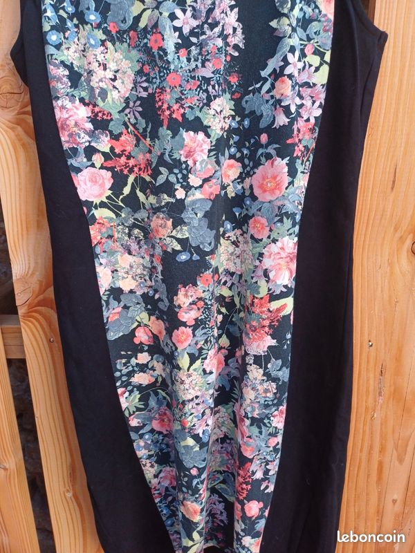 Jolie robe moulante noire imprimé fleuri Pimkie Vêtements
