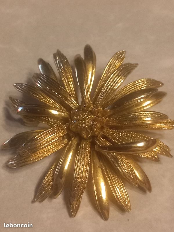 Broche Vintage En Forme De Fleur Avec Relief Et Cristaux - Couleur Or Poli - Modèle 175 - Occasion (état à Vérifier)
