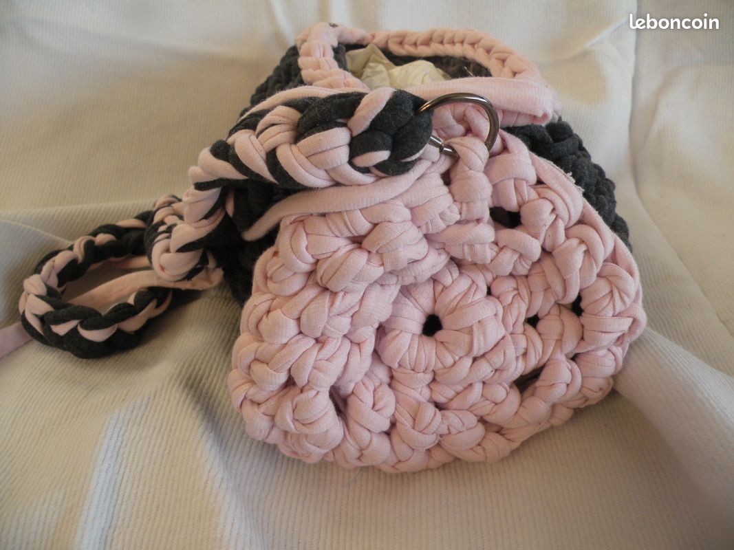 Sac à main noir et rose en trapilho (image 4)