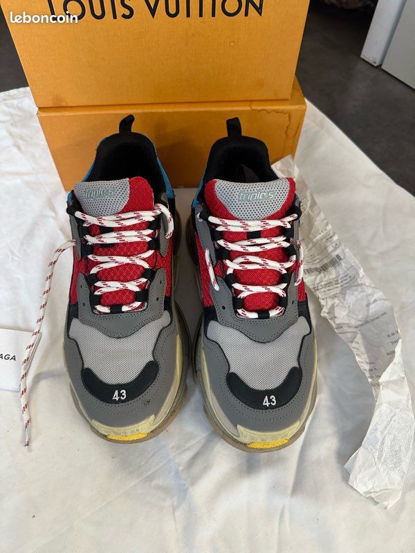 BALENCIAGA Triple S (image 12)
