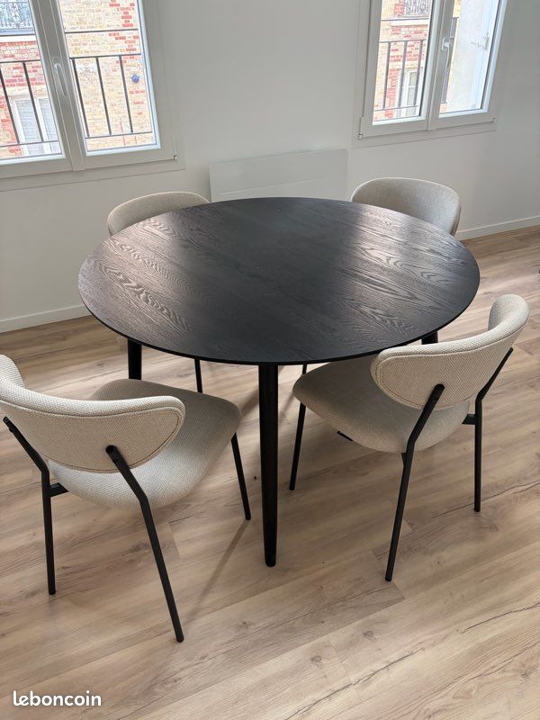 Table à manger et ses 4 chaises (image 2)