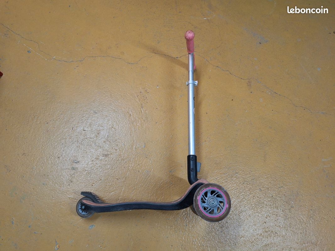 Trottinette globber lumineux rose (image 1)