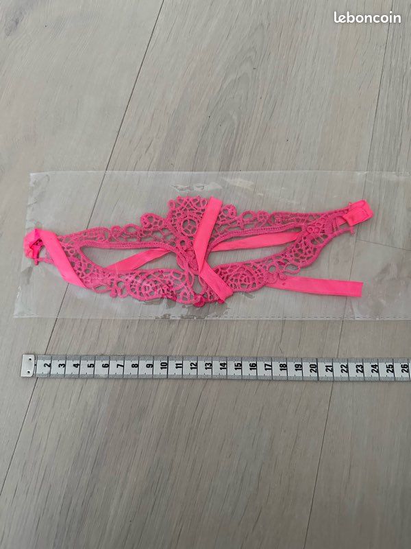 Masque dentelle rose fluo (image 1)
