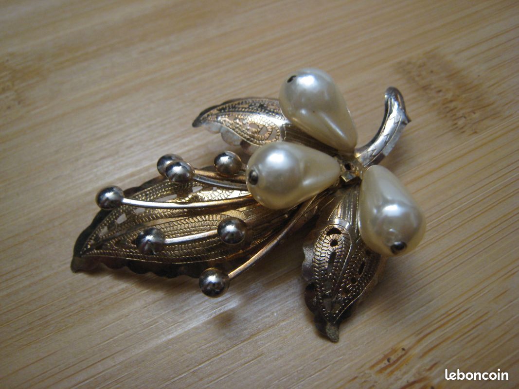 Broche Ancienne Vintage En Métal Doré Avec Perle - Bijou Occasion, Style Rétro