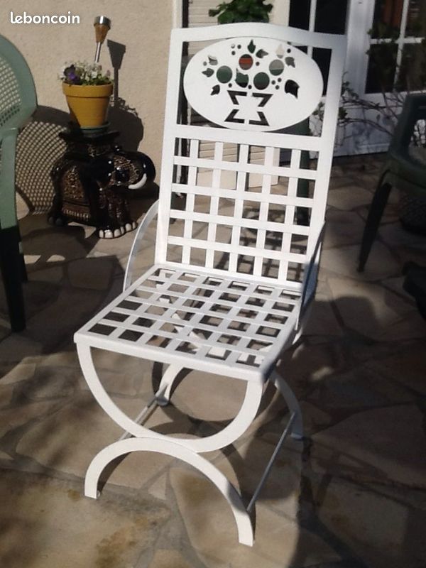 CHAISE BLANCHE en METAL (image 1)