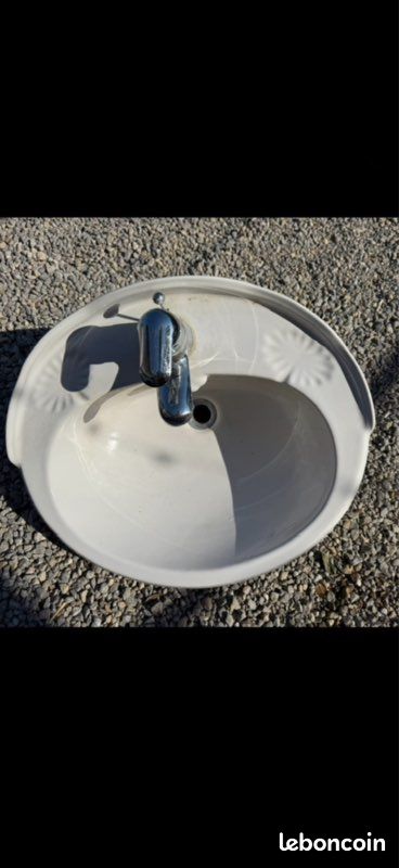 Lavabo - Dimensions : 0,57 x 0,49 m État satisfaisant (image 1)