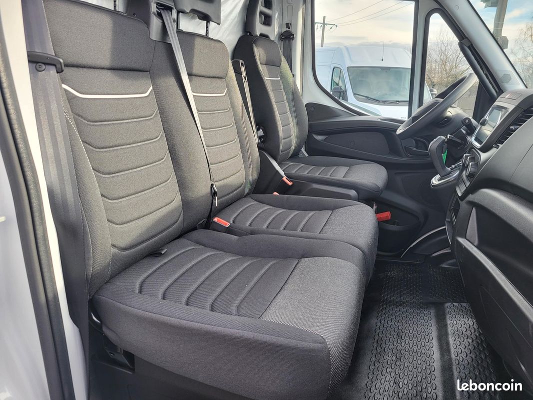 IVECO DAILY MY24 35C18 HA8 V12 FOURGON PACK COMFORT 03 PLACES comme NEUF avec MOTEUR 3 LITRES + SUSPENSION RENFORCÉE 07 LAMES + CAMÉRA et RADARS + PORTES ARRIERE 270 DEGRÉS ( Prix de Vente 46 990 HT ) (image 9)