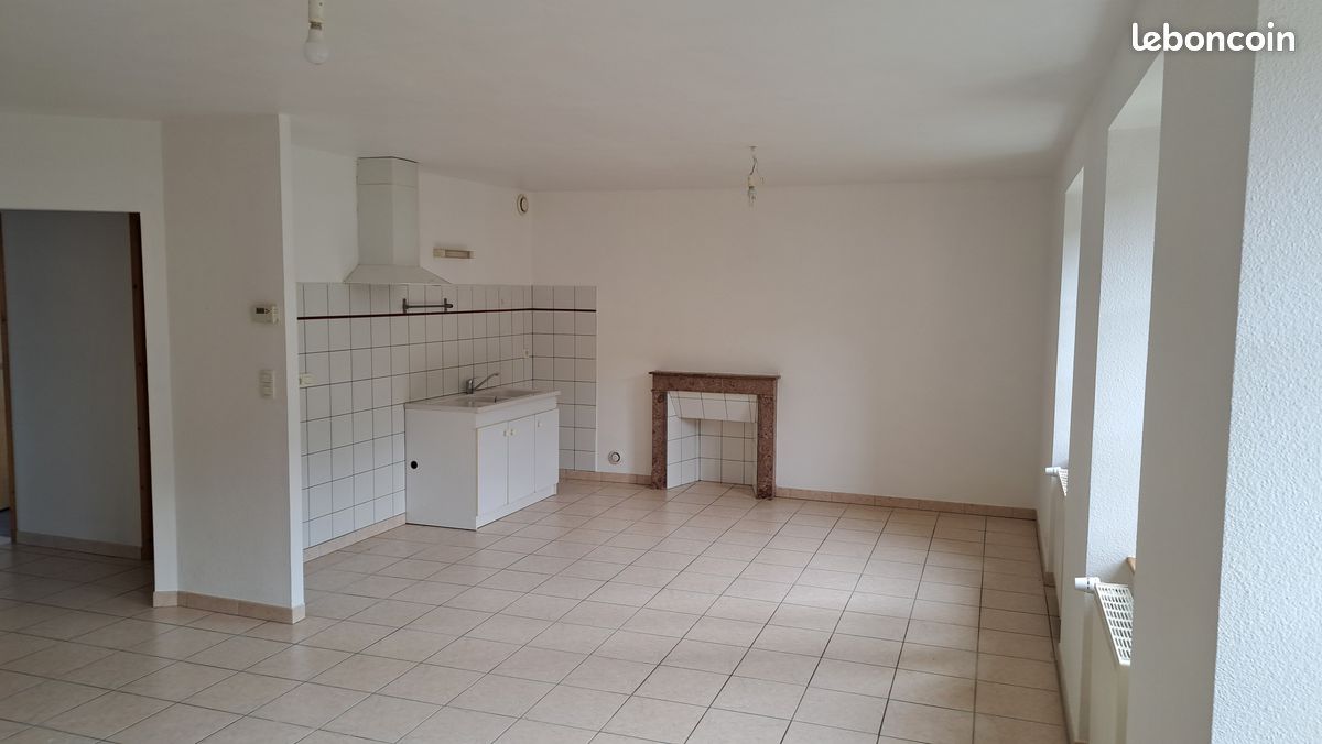 Appartement 3 pièces 80 m² · à Fuans · 80 m² · 700 €
