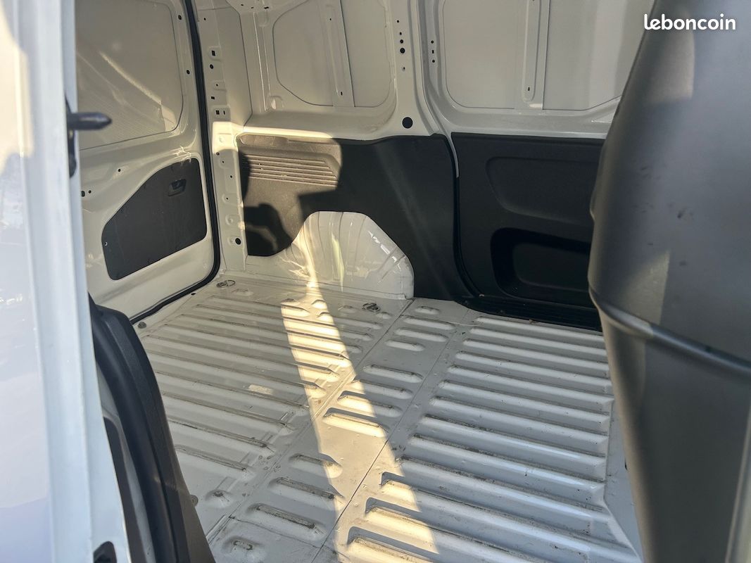 Citroën BERLINGO FOURGON M 1.5 BlueHDi BVM6 S&S 102 cv TVA RECUPERABLE {CAMERA DE RECUL + ANGLE MORT + CLIM + CARPLA} (image 10)