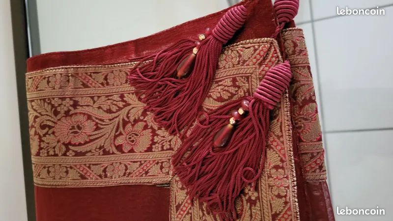 Sur nappe carré brodé couleur bordeaux (image 3)