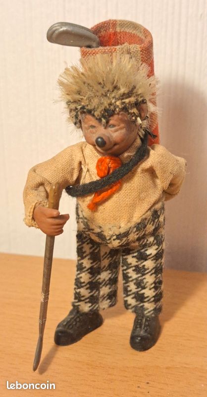 Figurine Ancienne De Hérisson - Années 1950 - Avec Médaille Berlin Autour Du Cou - Matière Rigide - Occasion Bon état
