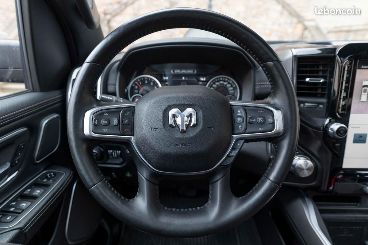 Dodge RAM 1500 Laramie 5.7 V8 HEMI eTorque 401 ch 4x4 – Toit pano – 360° – GPL (image 8)