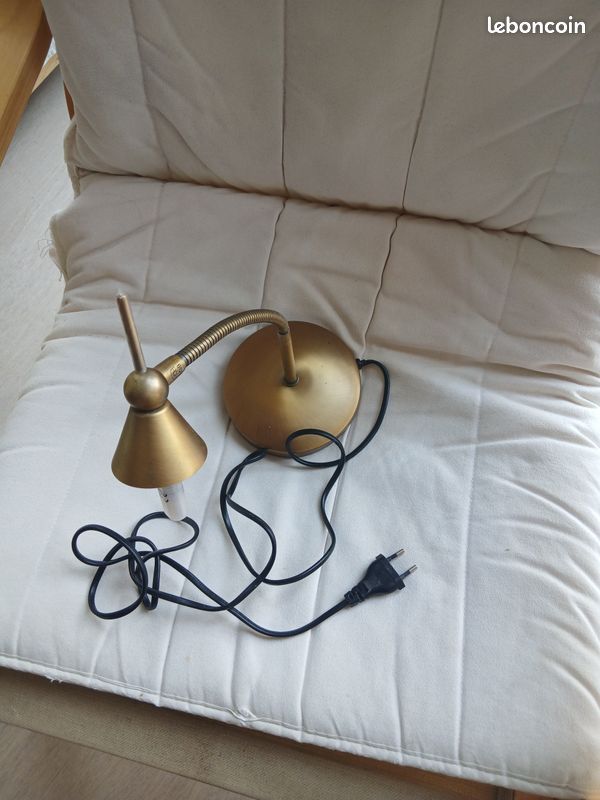 Lampe flexible dorée (image 3)