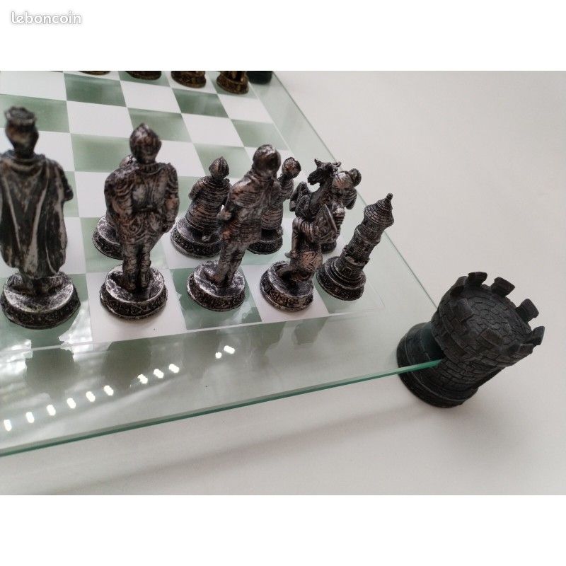 Jeu D'échecs Médiéval Complet - Plateau Et Pièces En Résine - Feutrines Vertes - Modèle Rare