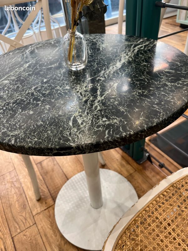 Table ronde en marbre vert foncé (image 3)