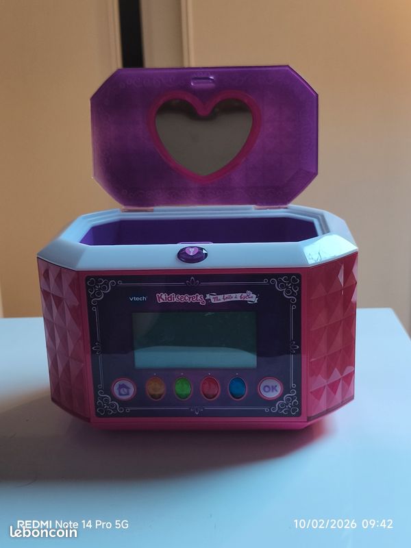 Coffre-Fort Secret KidiSecrets – Boîte à Bijoux 8 En 1 Avec Code, Enceinte, Jeux Et Réveil – Cadeau Fille Garçon 4-10 Ans