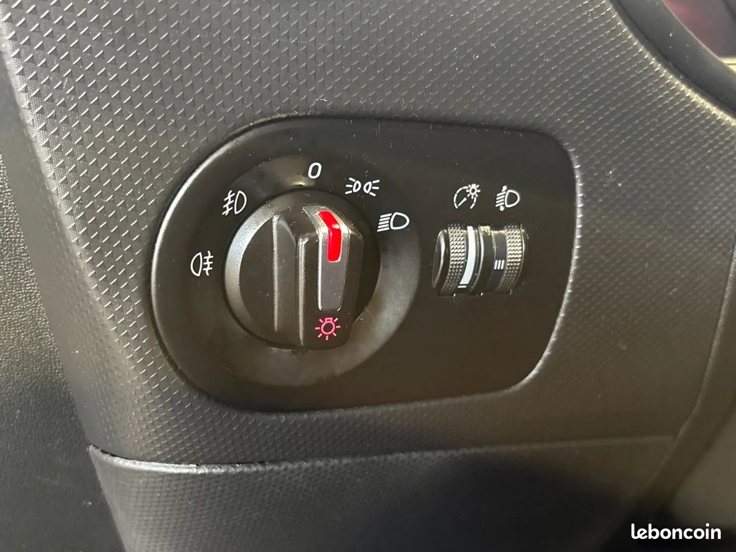 SEAT Leon 1.6 D 105ch Style - 2012 - 171 500 km - CarPlay - Faible km (image 18)