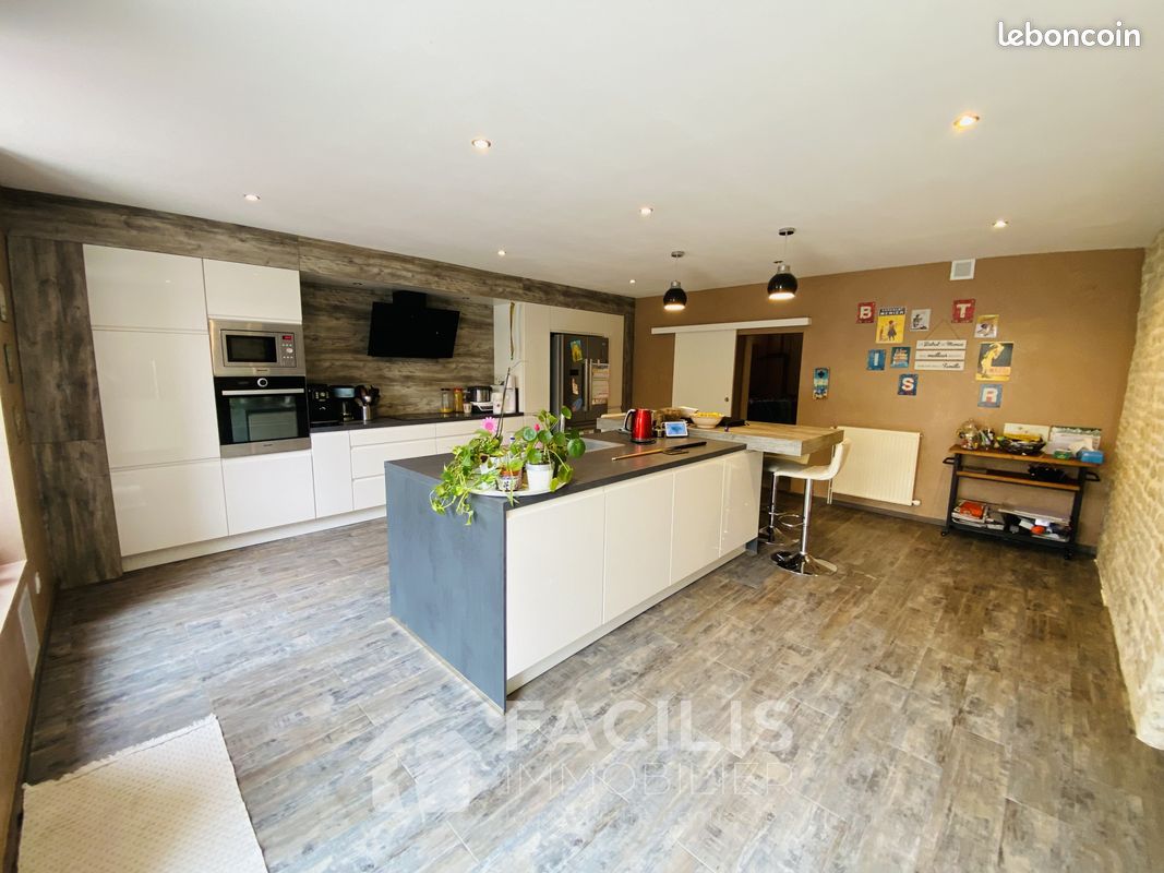 Maison 9 pièces 311 m² - Asnières-sur-Nouère 16290 (image principale 1)