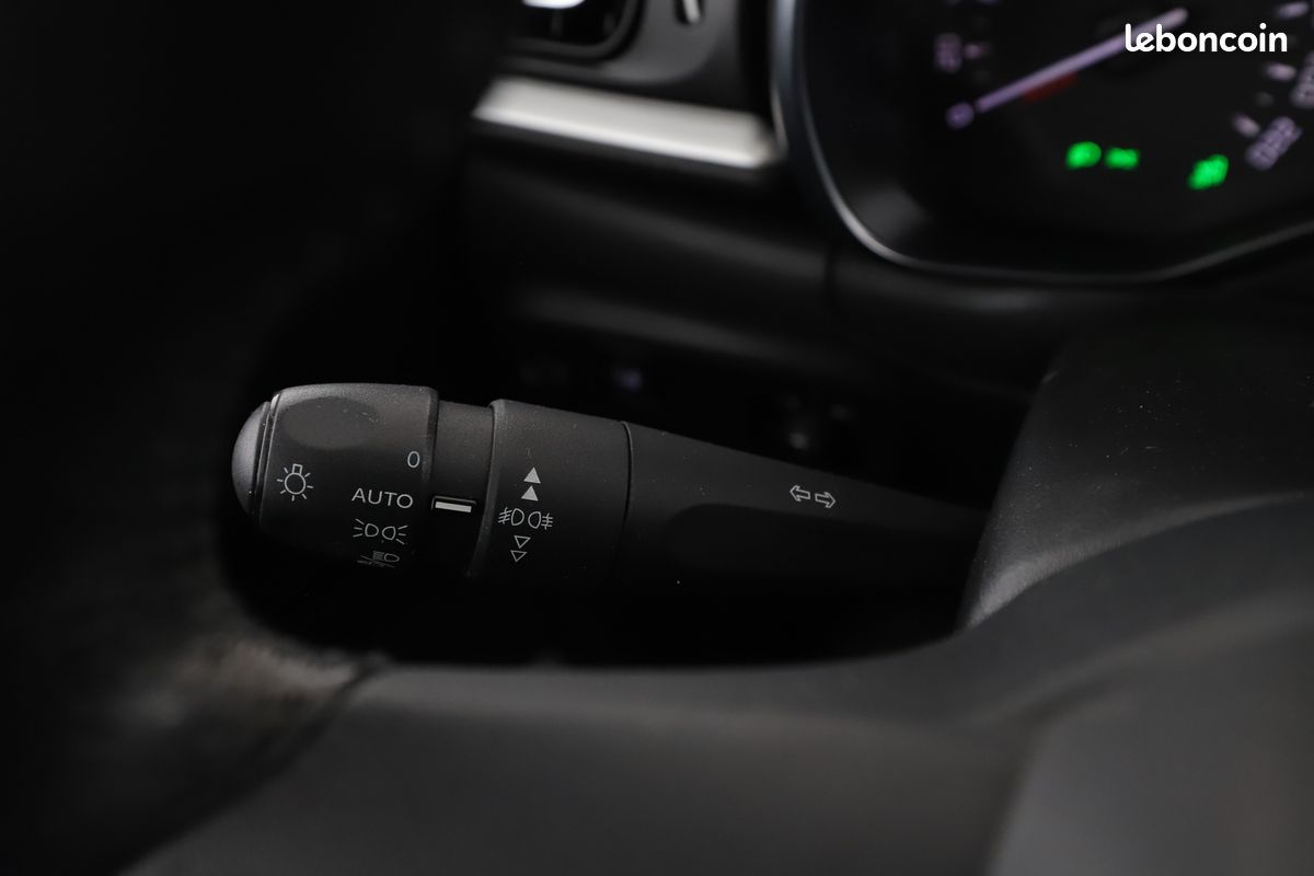 Citroen C3 1.2 PureTech Shine EAT6 110 ch (image 16)
