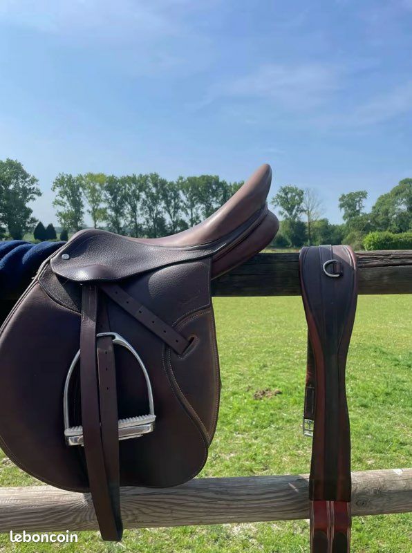 Selle cuir 17.5 pouces (image 1)