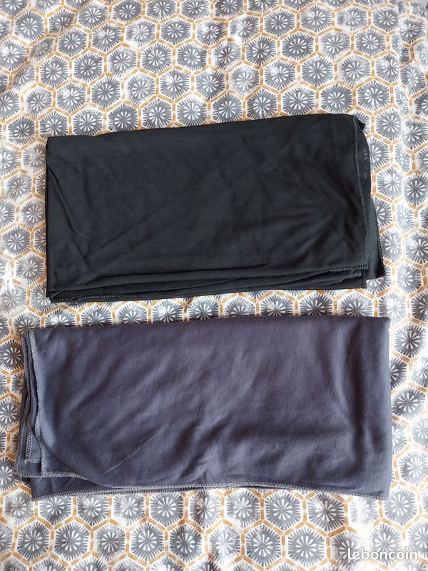 Lot 2 foulards Couleur : noir + gris foncé (image 1)